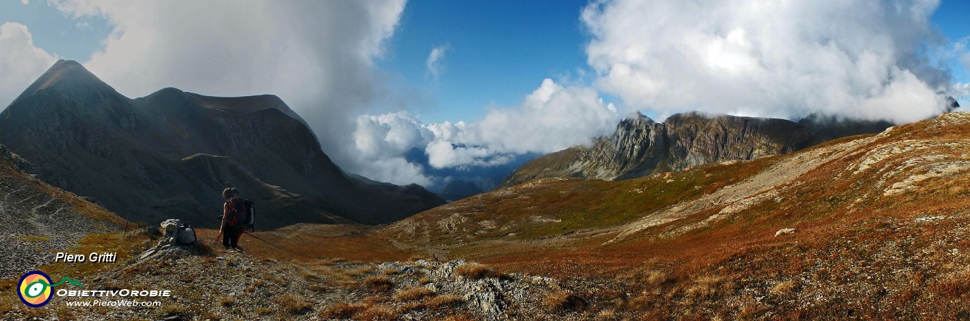 70 Vista tra Farno a sx  e Pizzo del  Becco a dx.jpg